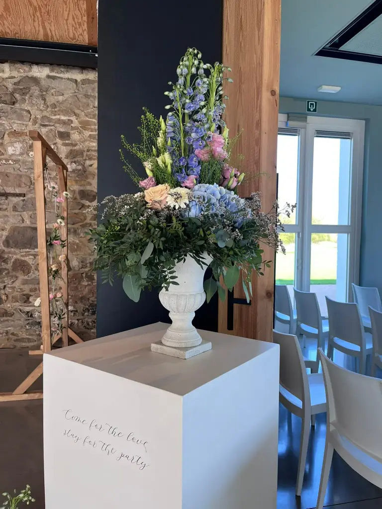 Vase médicis en béton blanc