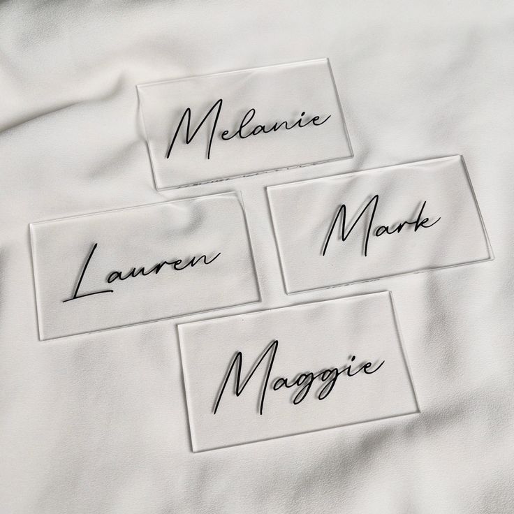 Personnalisation des name tags en plexiglass